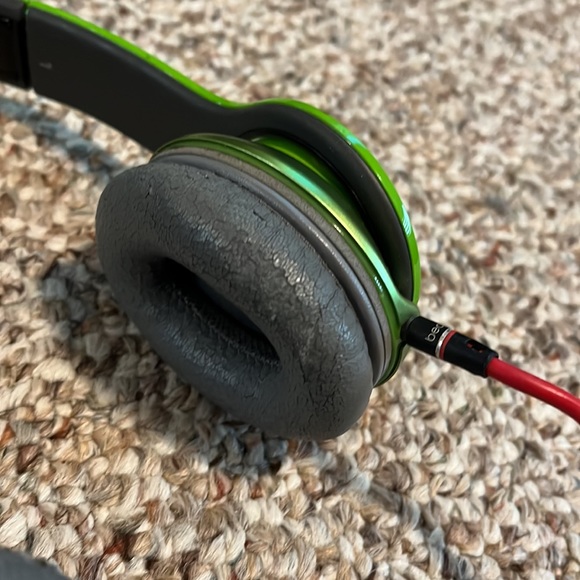 Beats Solo headphones - lime green - Picture 5 of 8